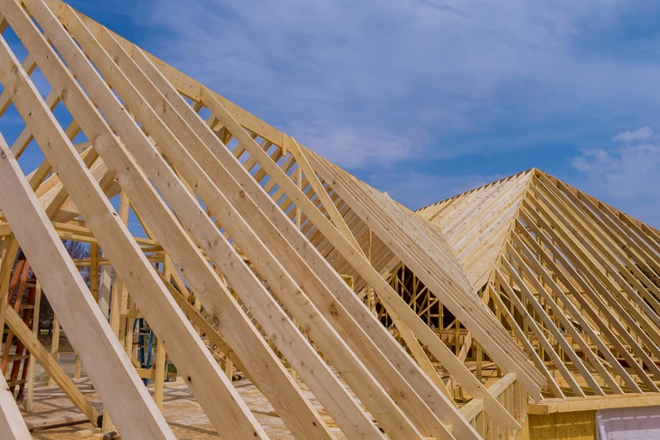 Chantier de construction résidentielle en extérieur sous ciel bleu nuageux