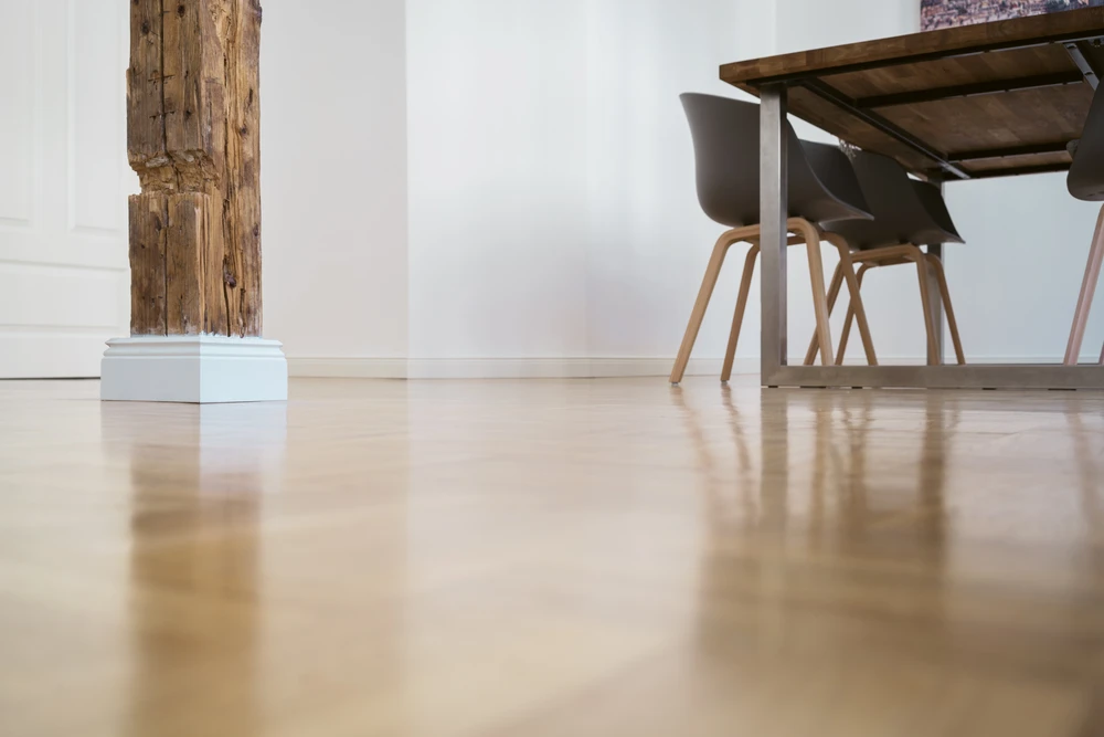 Vue basse sur un pilier de l'architecture rustique dans la salle à manger d'une maison vue sur le parquet