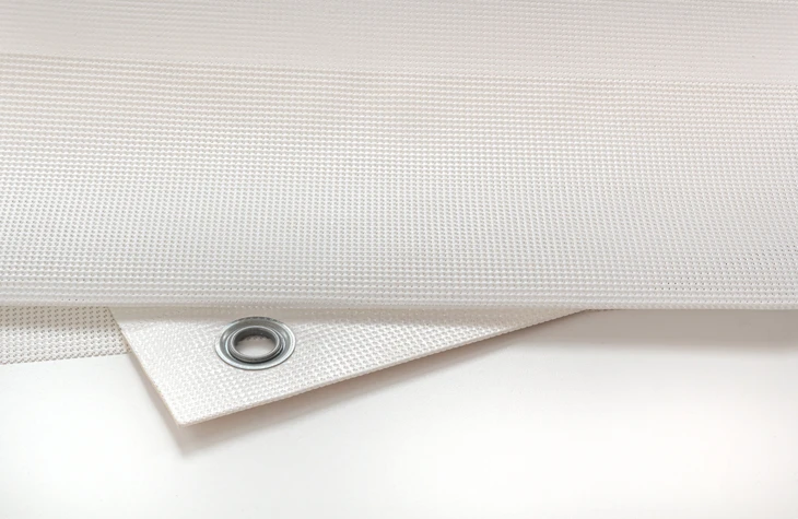 Gros plan sur une bâche technique blanche avec œillet métallique renforcé