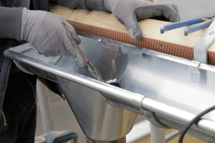 Connecteur goutte-à-goutte en plastique sur le toit, en gros plan