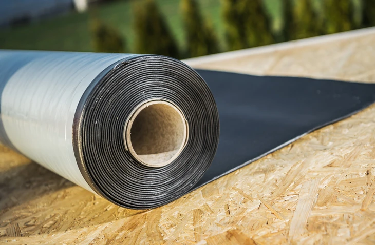 Roulement de matériau de polymère éthylène propylène diène diène EPDM posé sur un toit