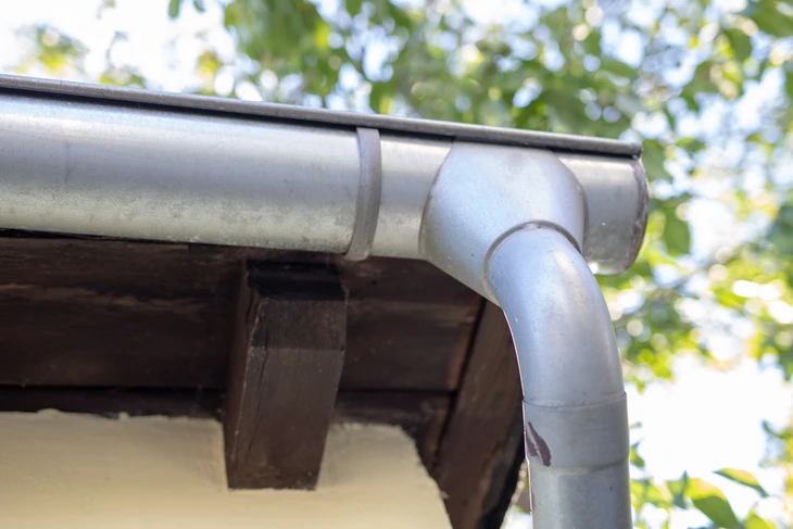 Extérieur d'une habitation avec vue rapprochée sur un système d'évacuation pluviale