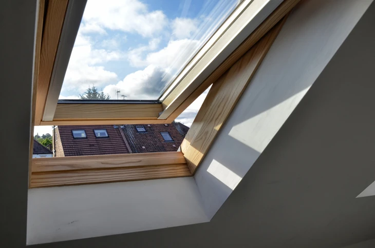 Chantier de rénovation extérieure d'une maison avec bardage vinyl blanc