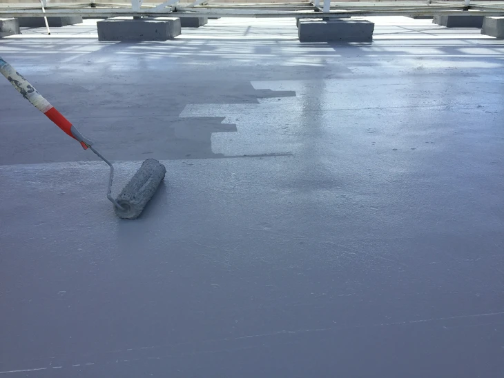 Chantier extérieur d'étanchéité sur toiture-terrasse