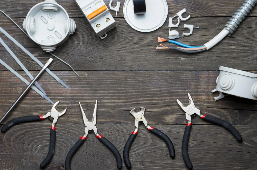 Ensemble d'outils à main et de consommables pour travailler avec un électricien