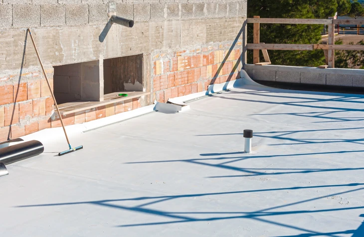 Chantier de construction extérieur avec toiture en cours d'étanchéification