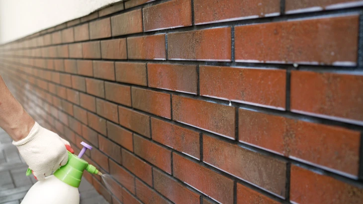 Traitement de la façade du bâtiment avec une solution protectrice