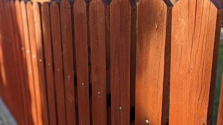 Clôture en bois de jardin extérieur avec lames verticales à extrémités arrondies