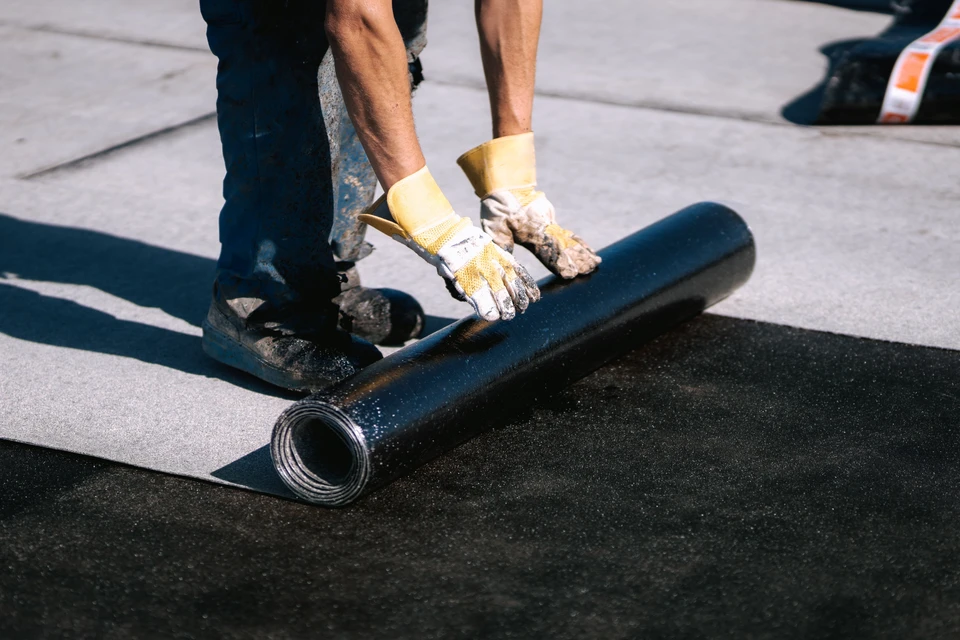 Ouvriers professionnels de l'imperméabilisation du chantier de construction de maisons