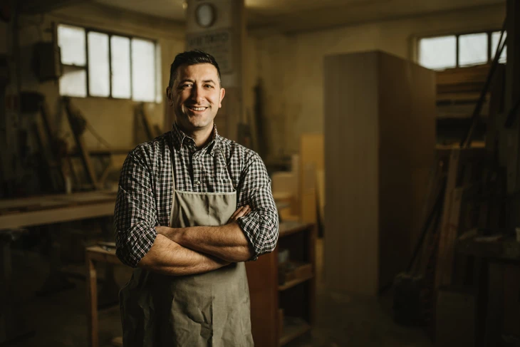 portrait d'un charpentier professionnel dans son atelier