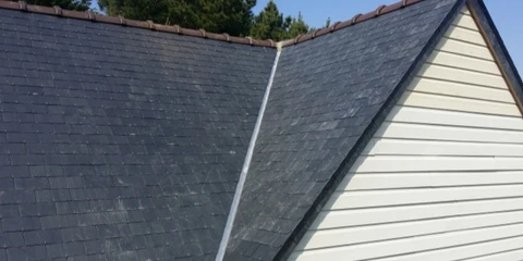 Gros plan sur une bâche technique blanche avec œillet métallique renforcé