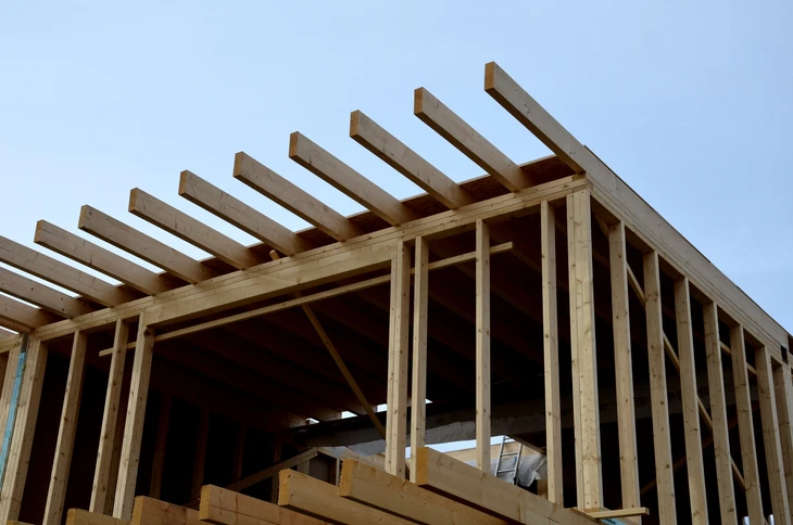 Chantier de construction résidentielle en extérieur sous ciel bleu