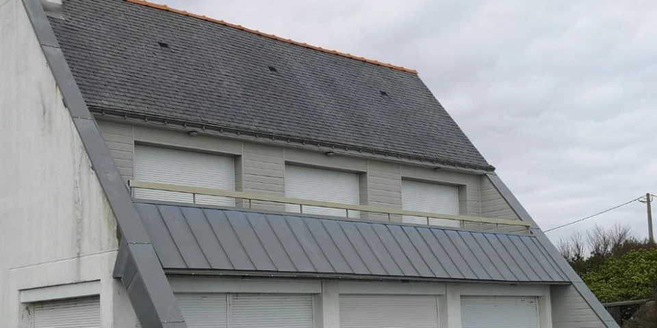 Scène extérieure sur route avec dépanneuse orange transportant un SUV gris sur plateau inclinable