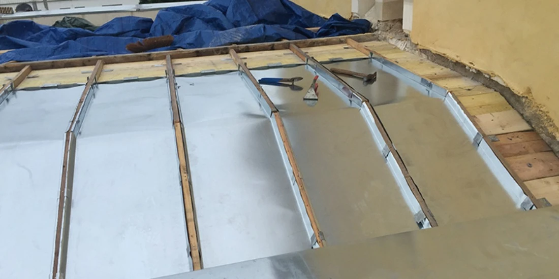 Ouvriers professionnels de l'imperméabilisation du chantier de construction de maisons