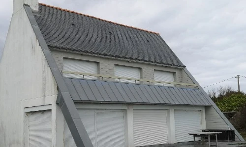 Vue aérienne d'une maison résidentielle avec toiture en bardeaux d'asphalte beige/tan