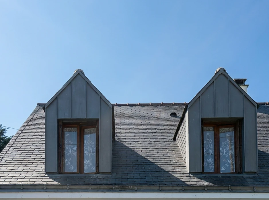 Homme appliquant une lasure ou teinture sur terrasse en bois exotique, vue aérienne