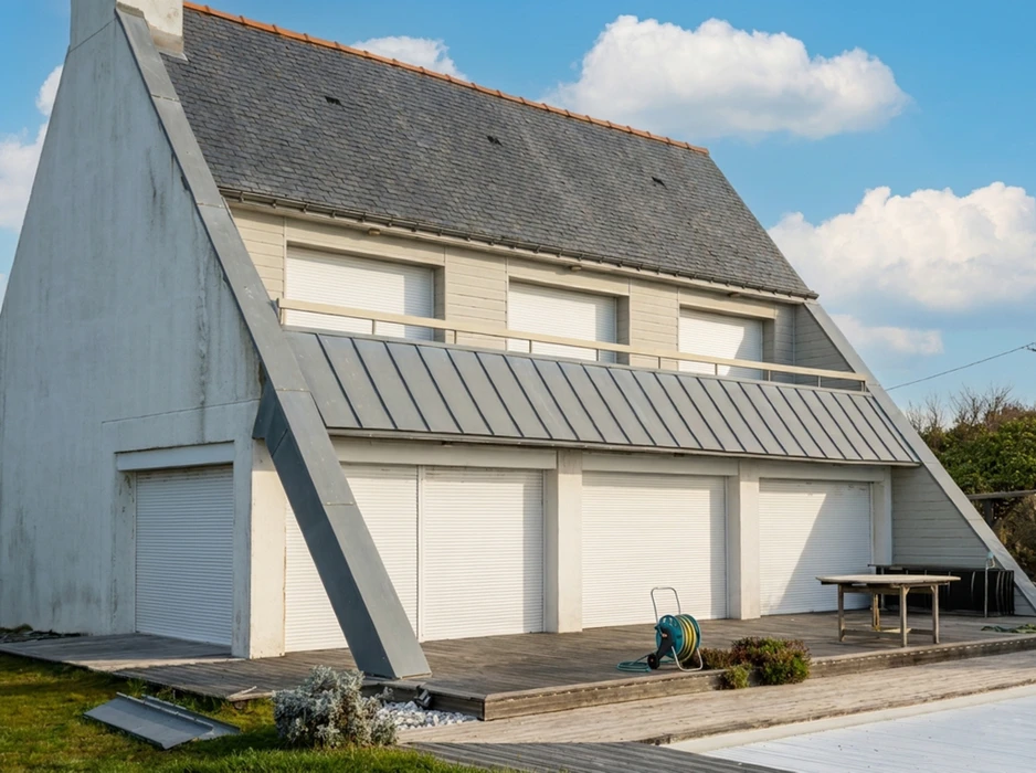 Carrelage en pierre naturelle grise posé en opus romain avec joints blancs sur sol intérieur